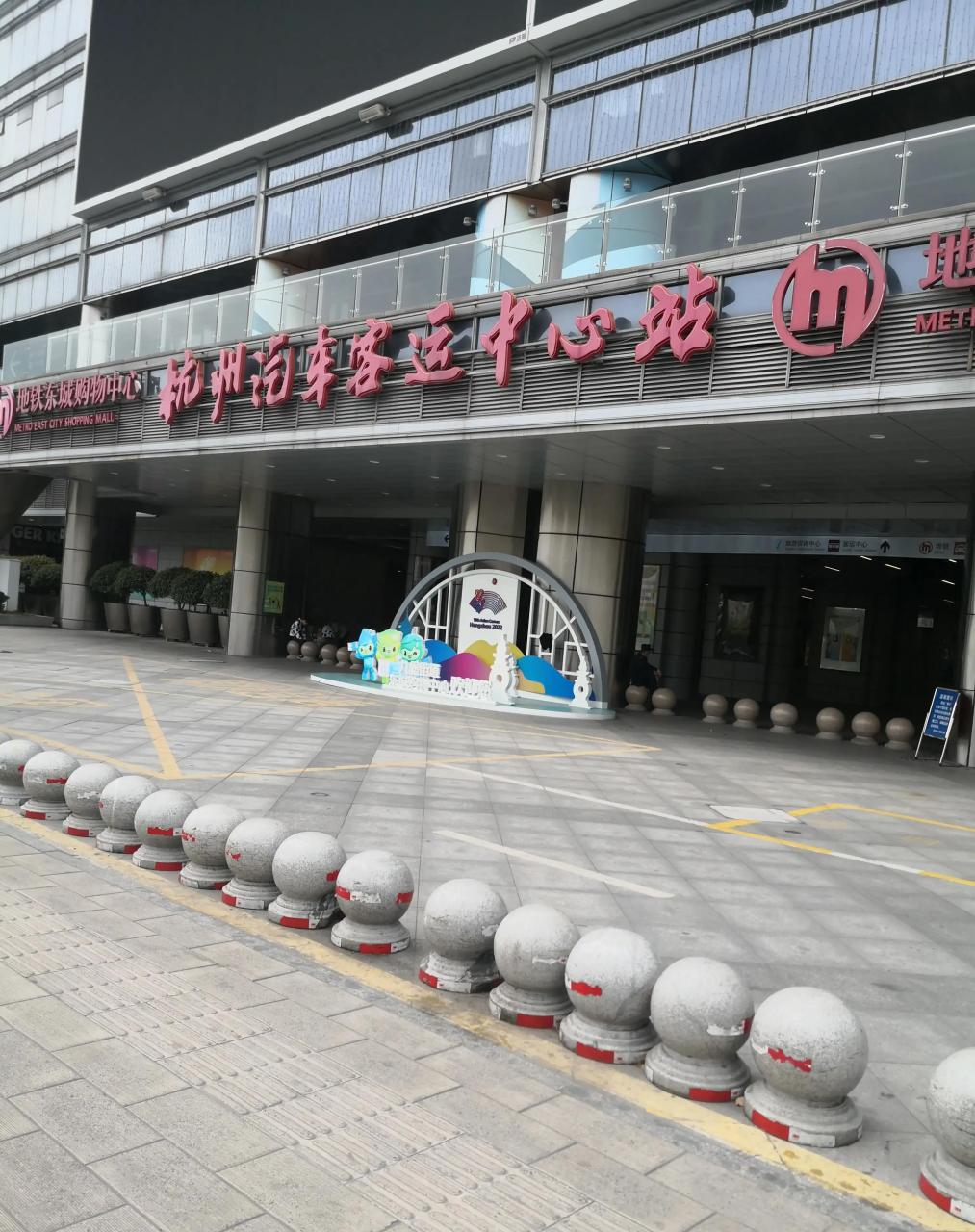 杭州的客运中心站尽然冷清到这种程度,真的不敢相信自己的眼睛.