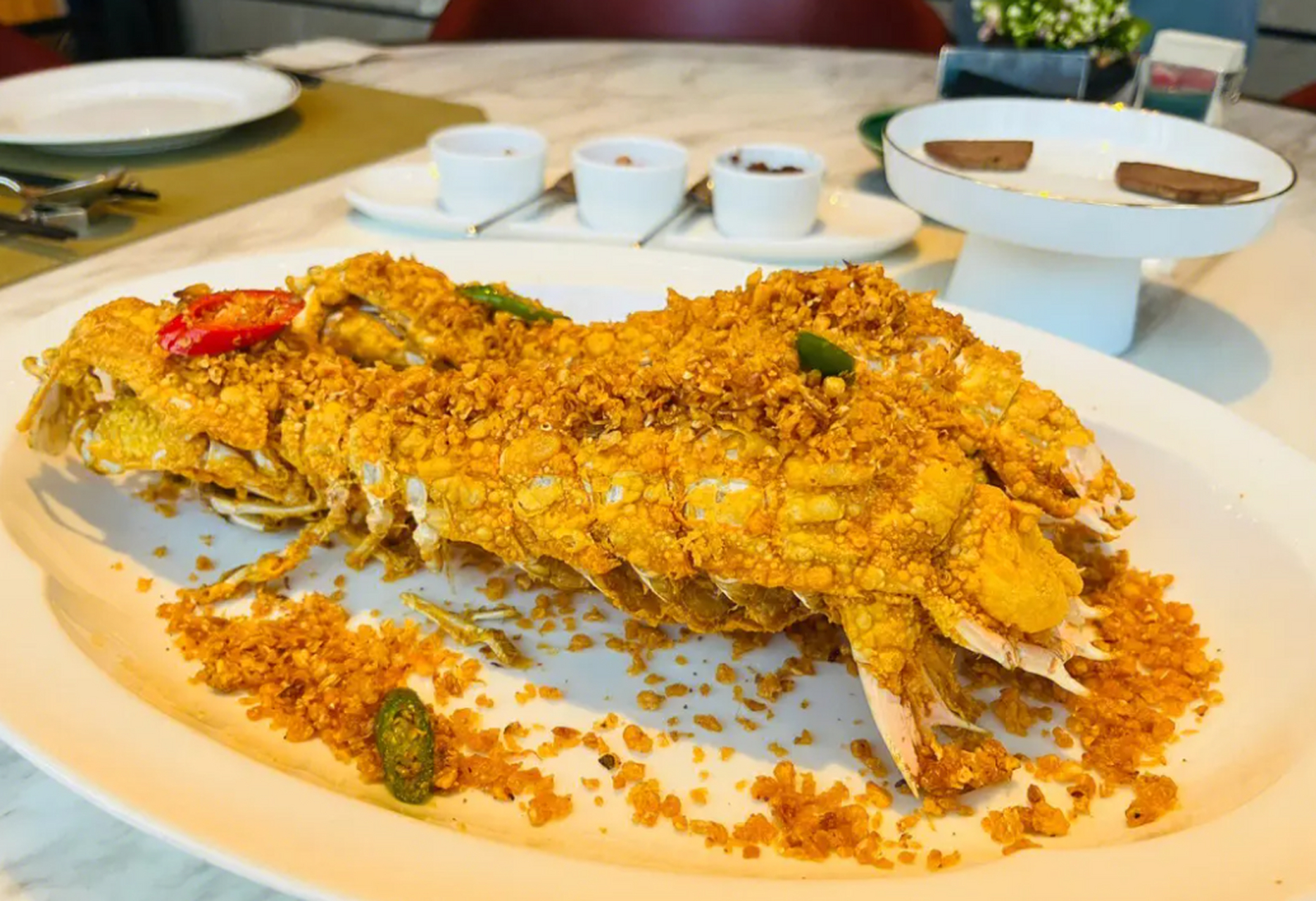 新荣记推出的"398元一位的穷鬼套餐",套餐给足有荤有素的8个菜品,包括