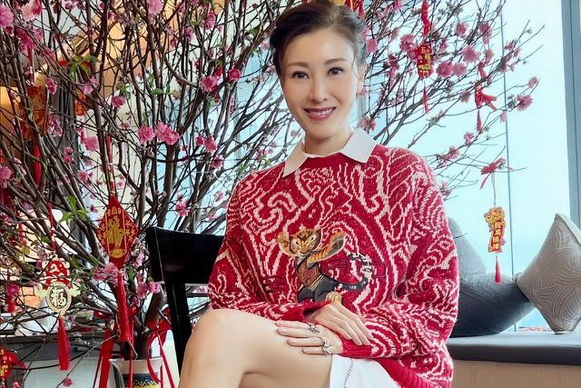 51岁李嘉欣晒游艇自拍,大病初愈略显憔悴,侧颜依旧少女感十足