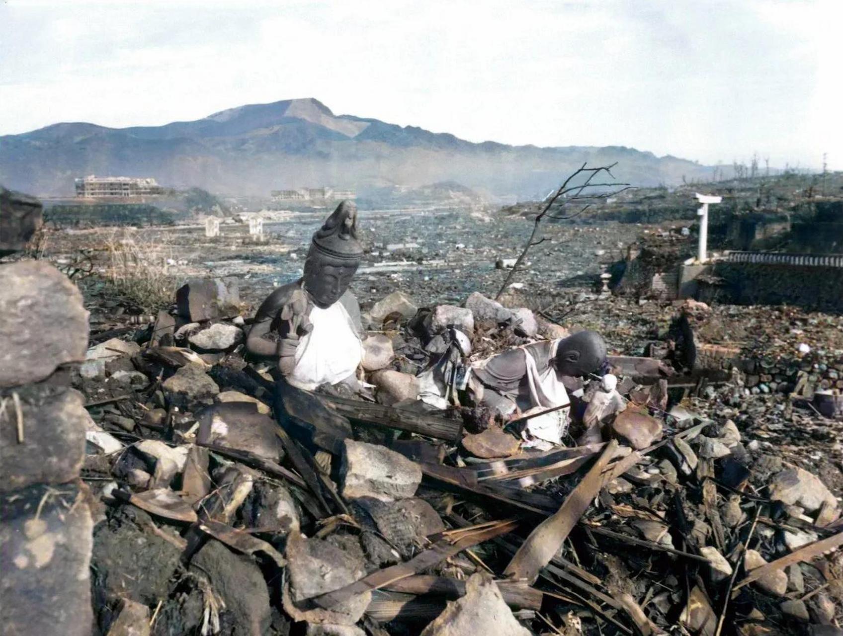 照片拍摄于1945年9月下旬,此时离日本长崎原子弹大爆炸已经过去了6个