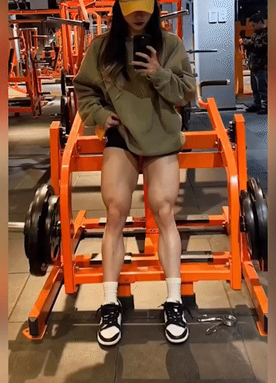 看这大腿肌肉绷紧,展现出她健康有力的身体. #神奇的互联网人类