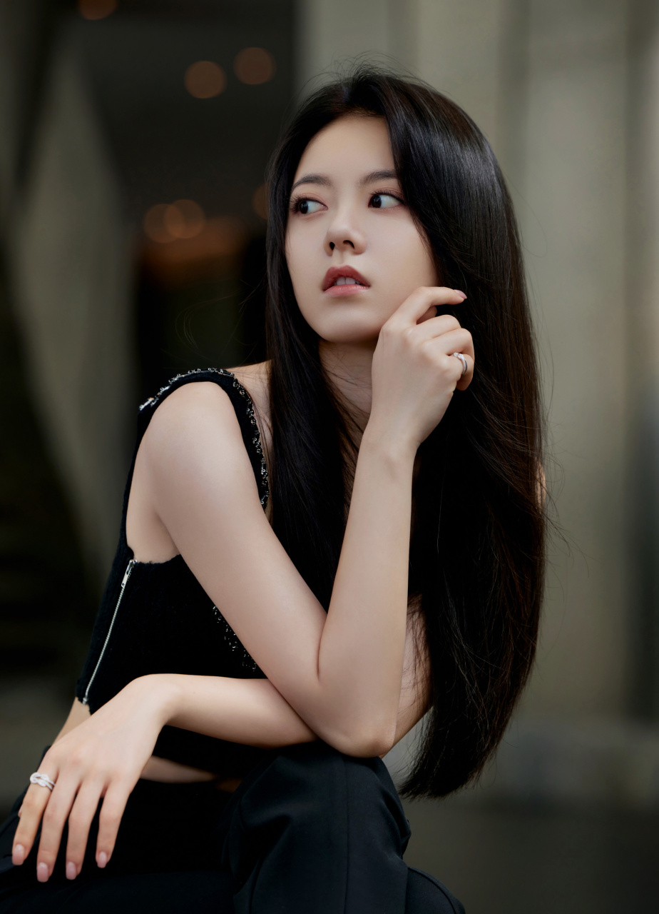 赵今麦穿黑色吊带露蛮腰 气质清冷眼神撩人 #赵今麦# #女星写真