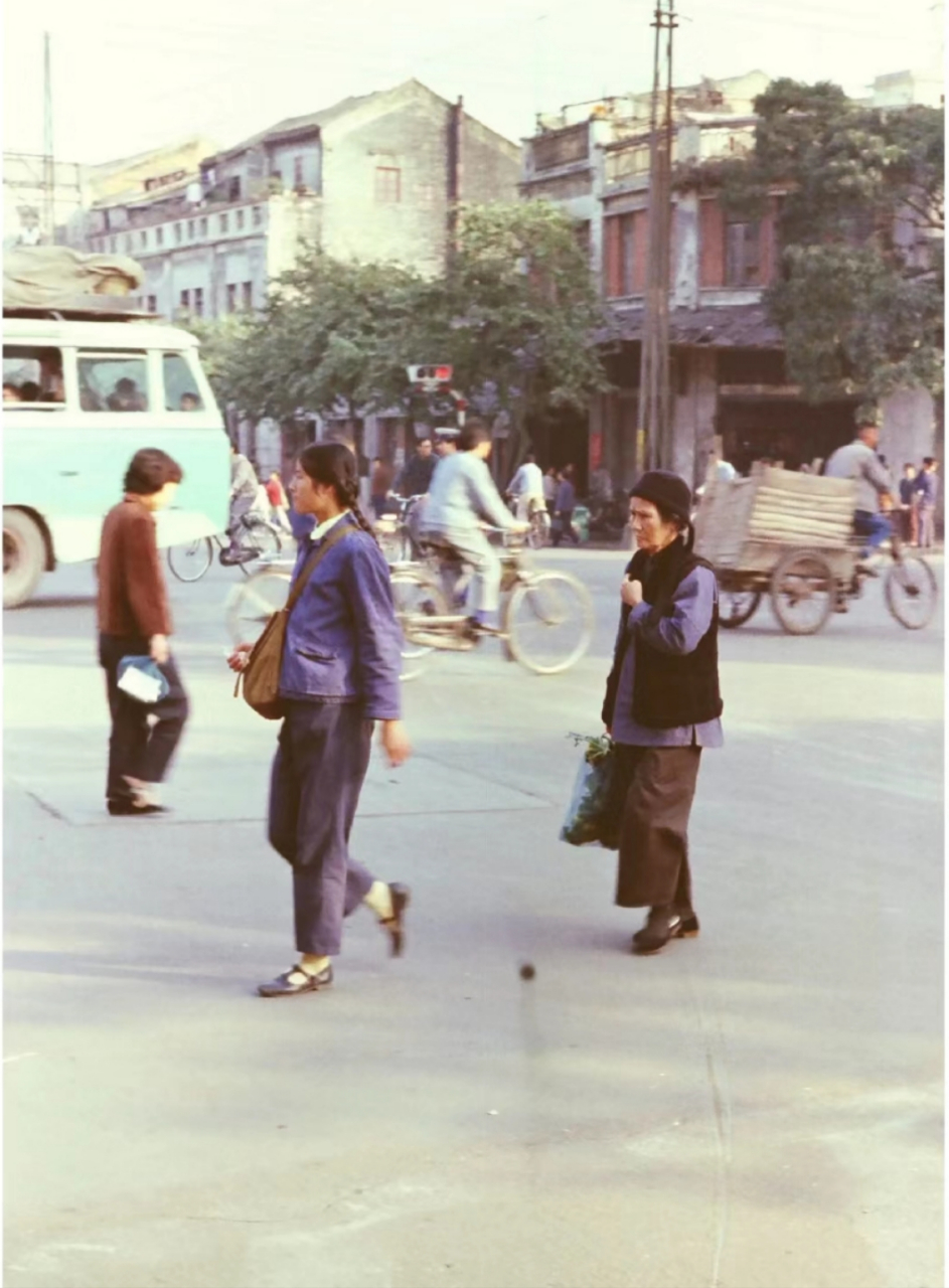 上世纪80年代,广州的大街小巷都有公交车通行!