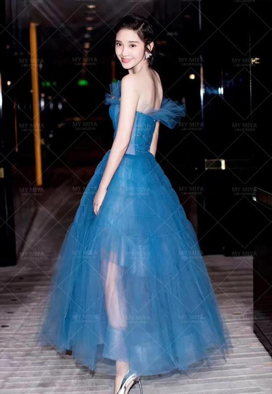 穿蓝色礼服的女明星