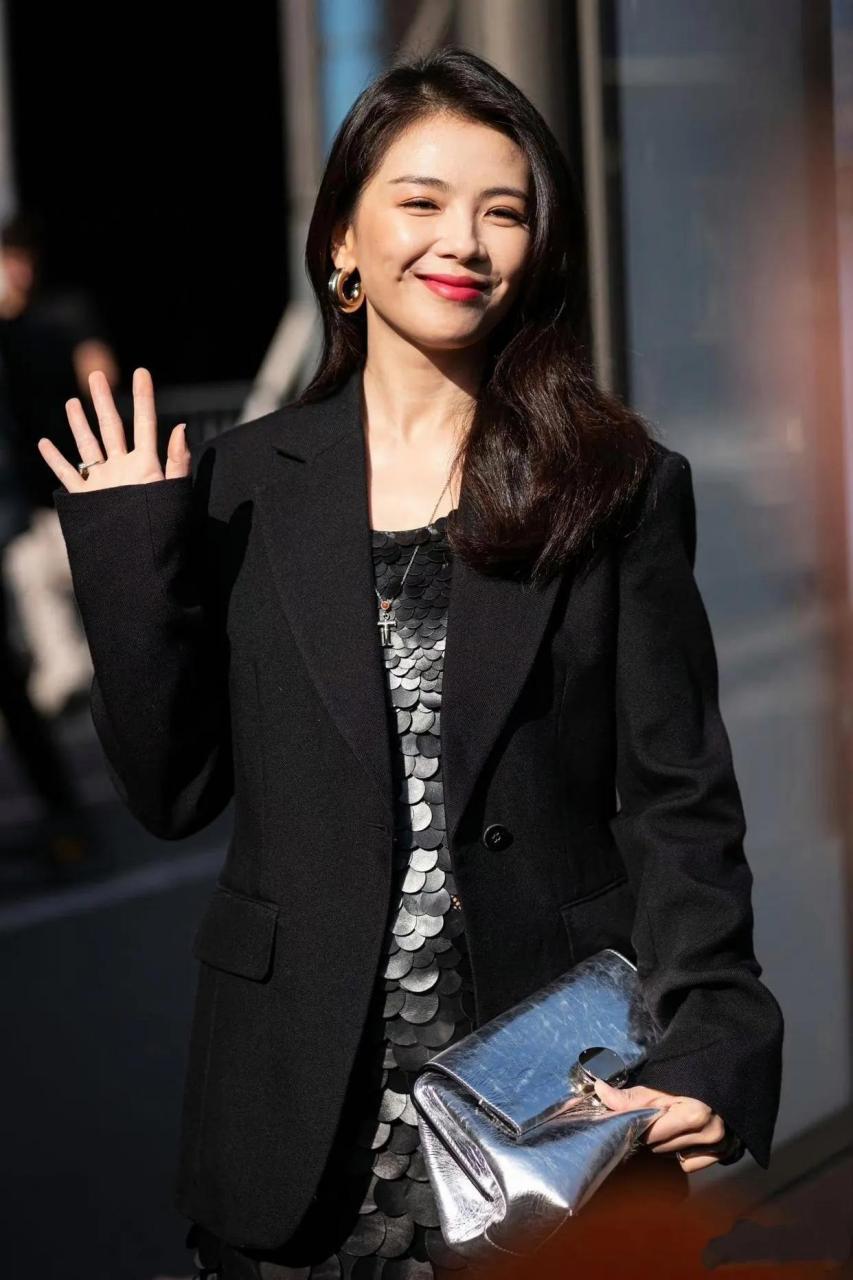 刘涛的笑容,虽然小酒窝很可爱,但是总感觉有种刻意在里面.