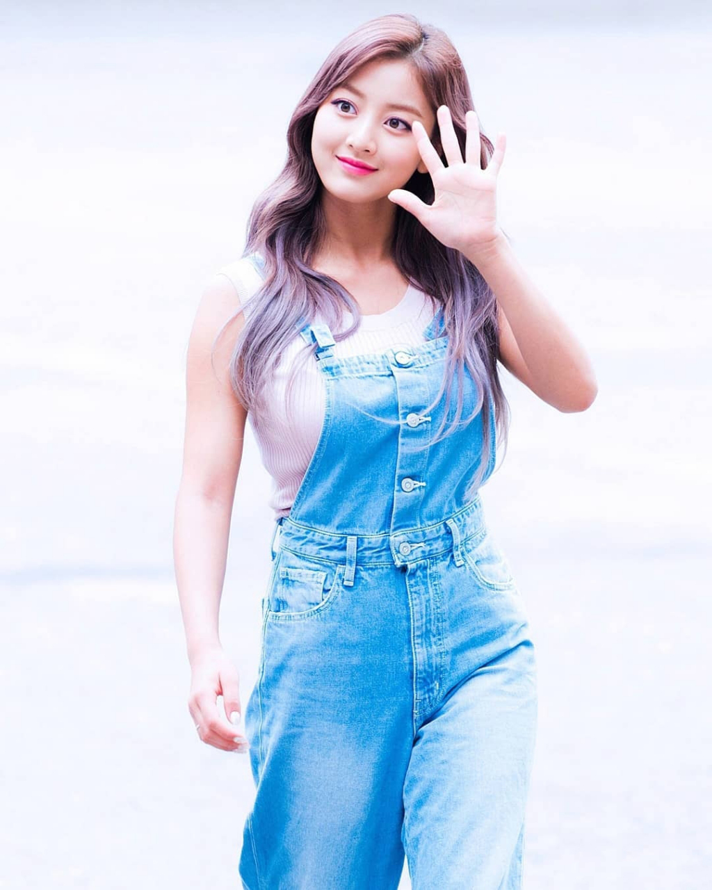 朴志效背带牛仔裤#朴志效#  我说这是微胖界的天花板,谁赞成谁反对?