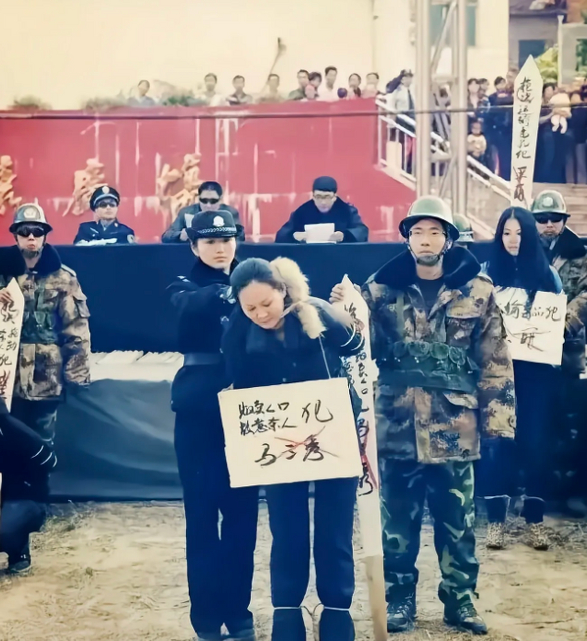 在公开逮捕和判刑会议上,两名年轻的女性死刑犯看起来特别耀眼!