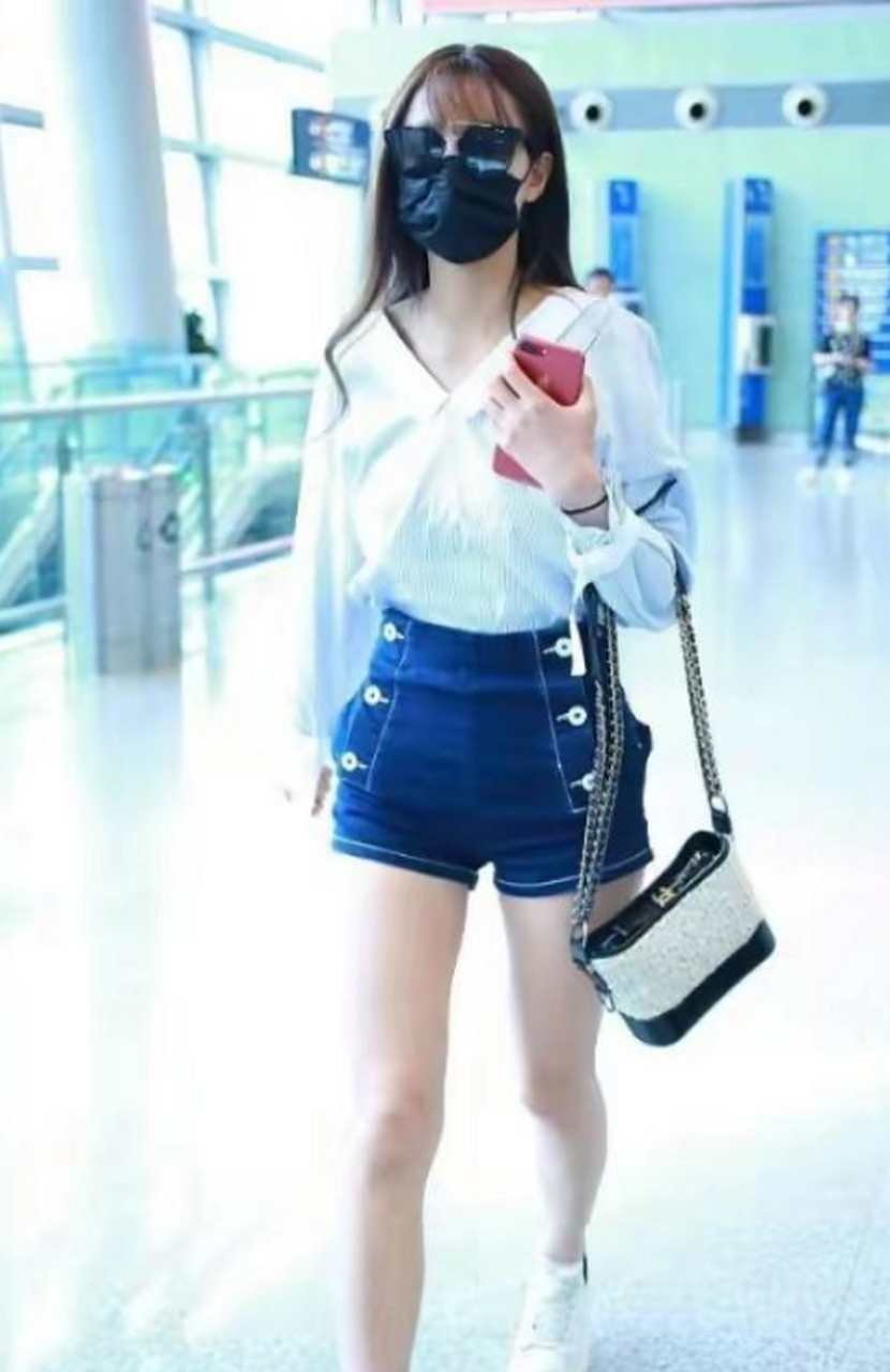 沈梦辰太会穿了,低领衬衫搭配牛仔短裤,完美细腰,尽显好身材