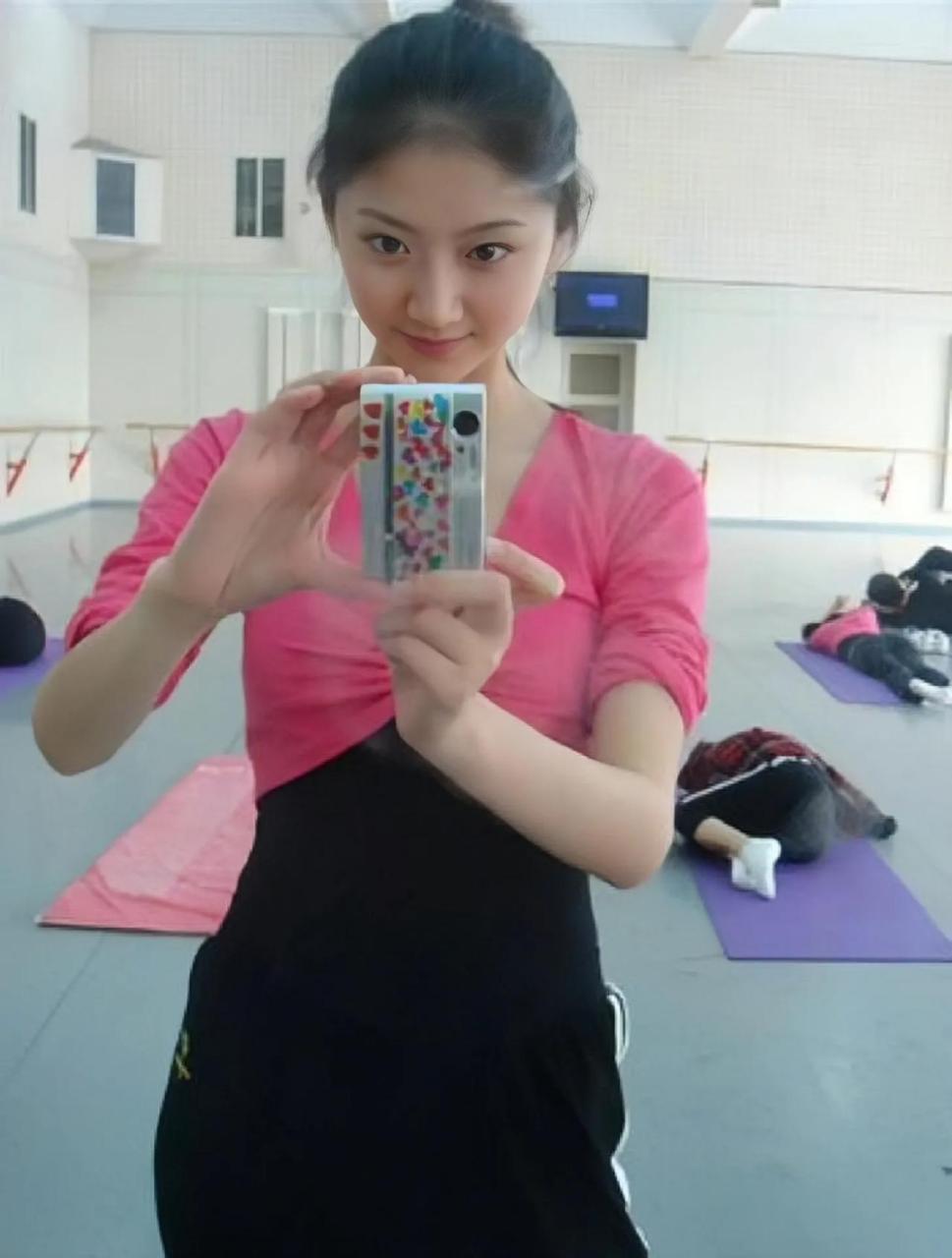 17岁时练芭蕾舞的景甜,纯真甜美,因为双眼皮太大,被称为"蛙系美女".