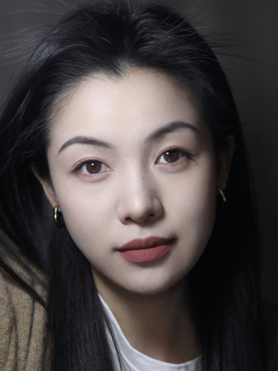 第一眼美女公式 冷艳感港风妆容  黑长直发加上红唇带来的视觉冲击力