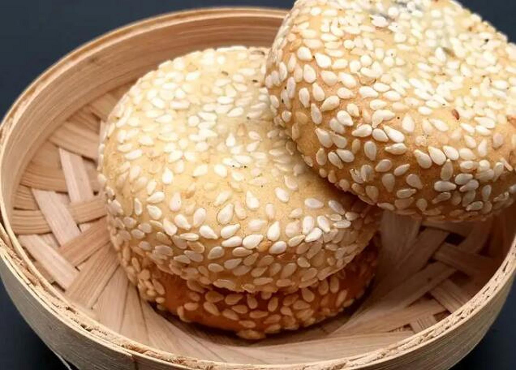 其材料选择精细,烤制技术过硬,口感脆,香,爽,是乐至县民间小吃及中秋