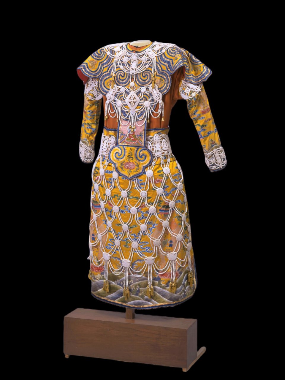 清代,黄色缎绣缀砗磲璎珞衣  我叫黄缎绣缀砗磲璎珞衣,来自清朝,现在