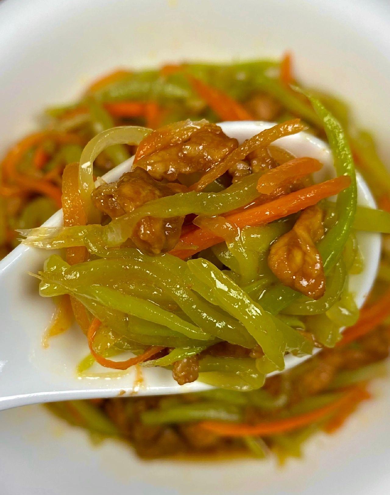 我妈做的莴笋炒肉嘎嘎好吃