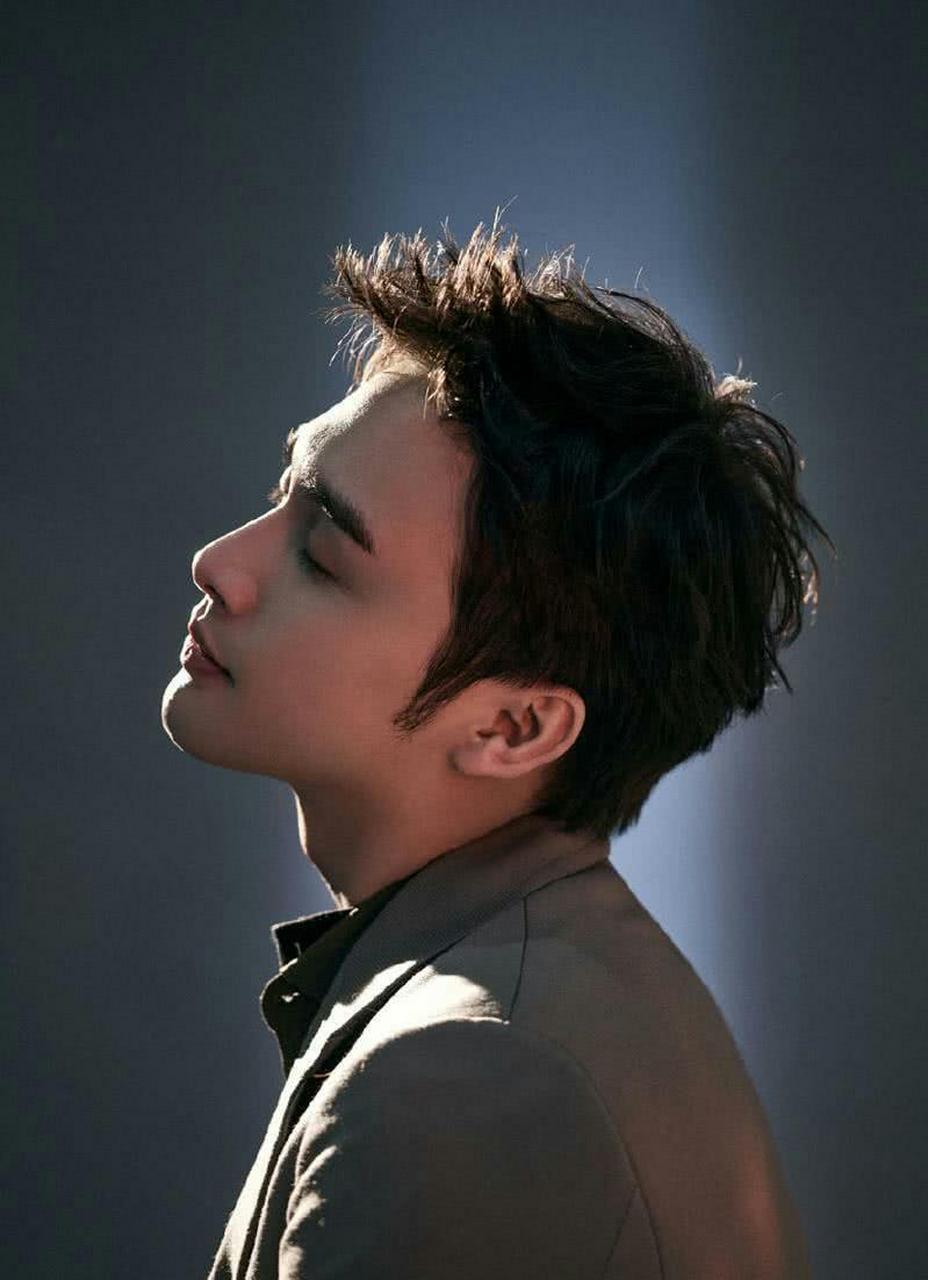 张彬彬时尚穿搭清爽帅气 迷妹们追过他哪些作品可评论关注转发分享