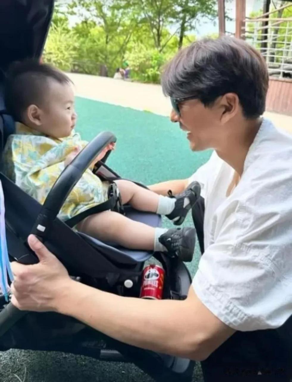 公开的照片中,徐秀妍和李必模正在和两个儿子度过幸福时光.