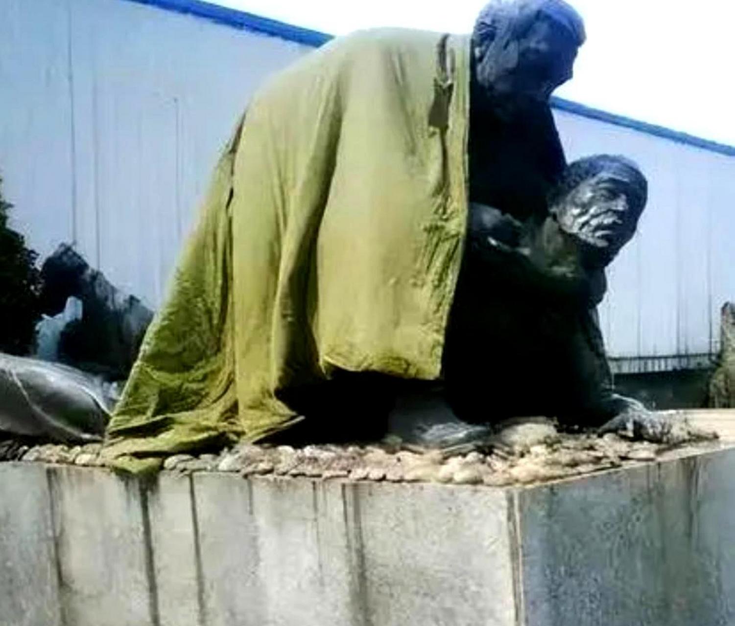 雕像被盖上被子后,场景瞬间变化.