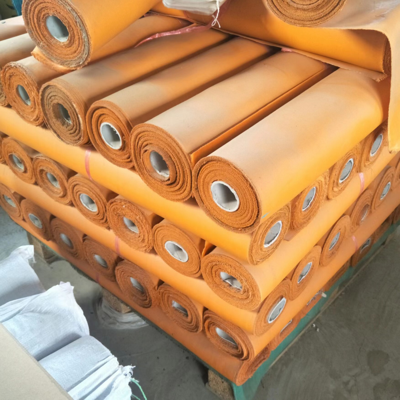 防火布对人体有害吗? 防火布的材质很多种,包括,玻璃纤维材料,石棉材