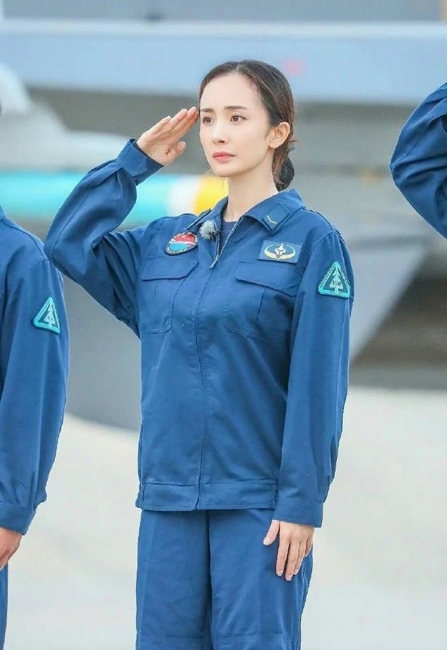 看完真正男子汉真的很难不爱上杨幂,穿上军装的杨幂真的好好看!