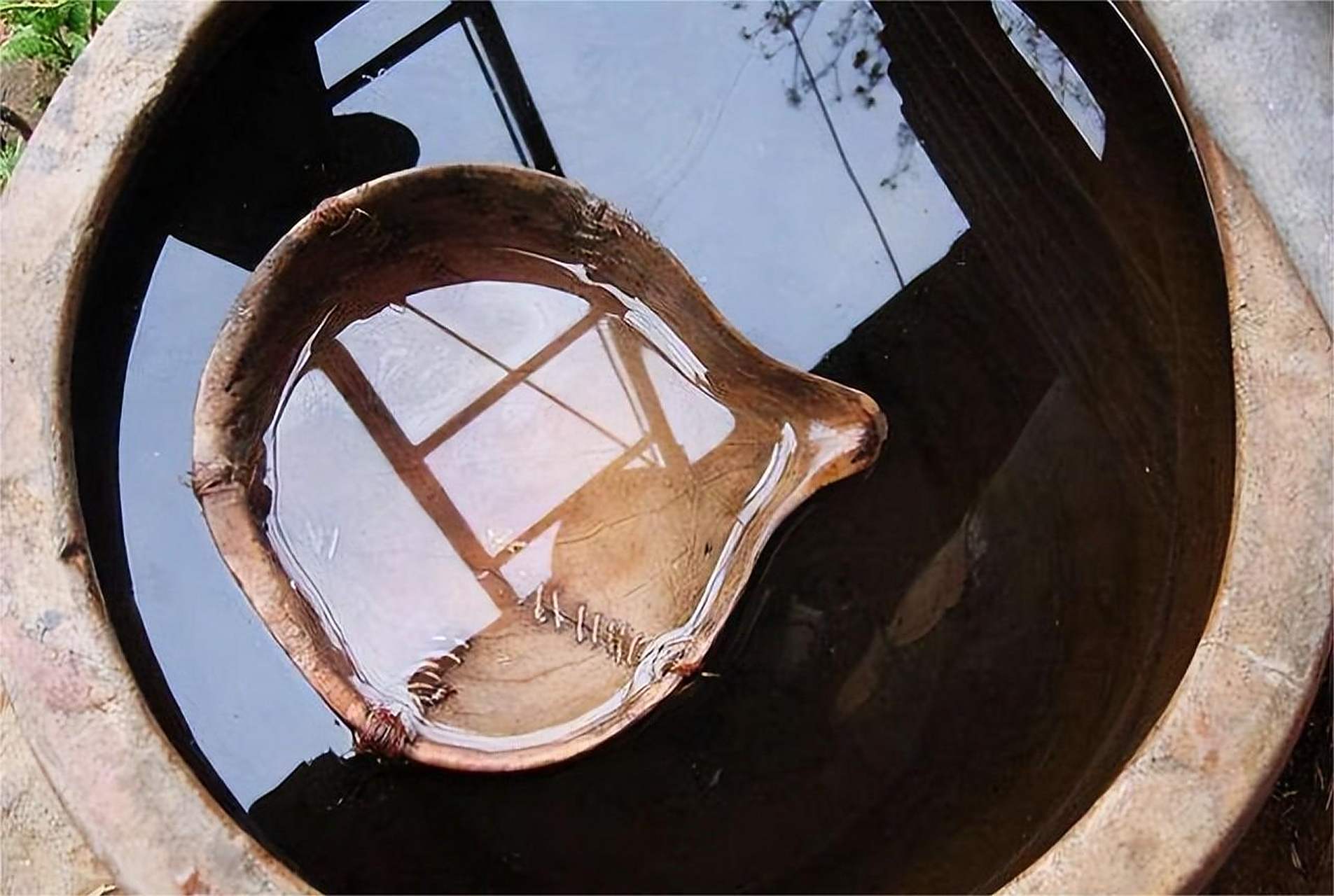 以前的农村的吃水用水都要去村子边轱辘井挑水,村里的男女老少都有,家