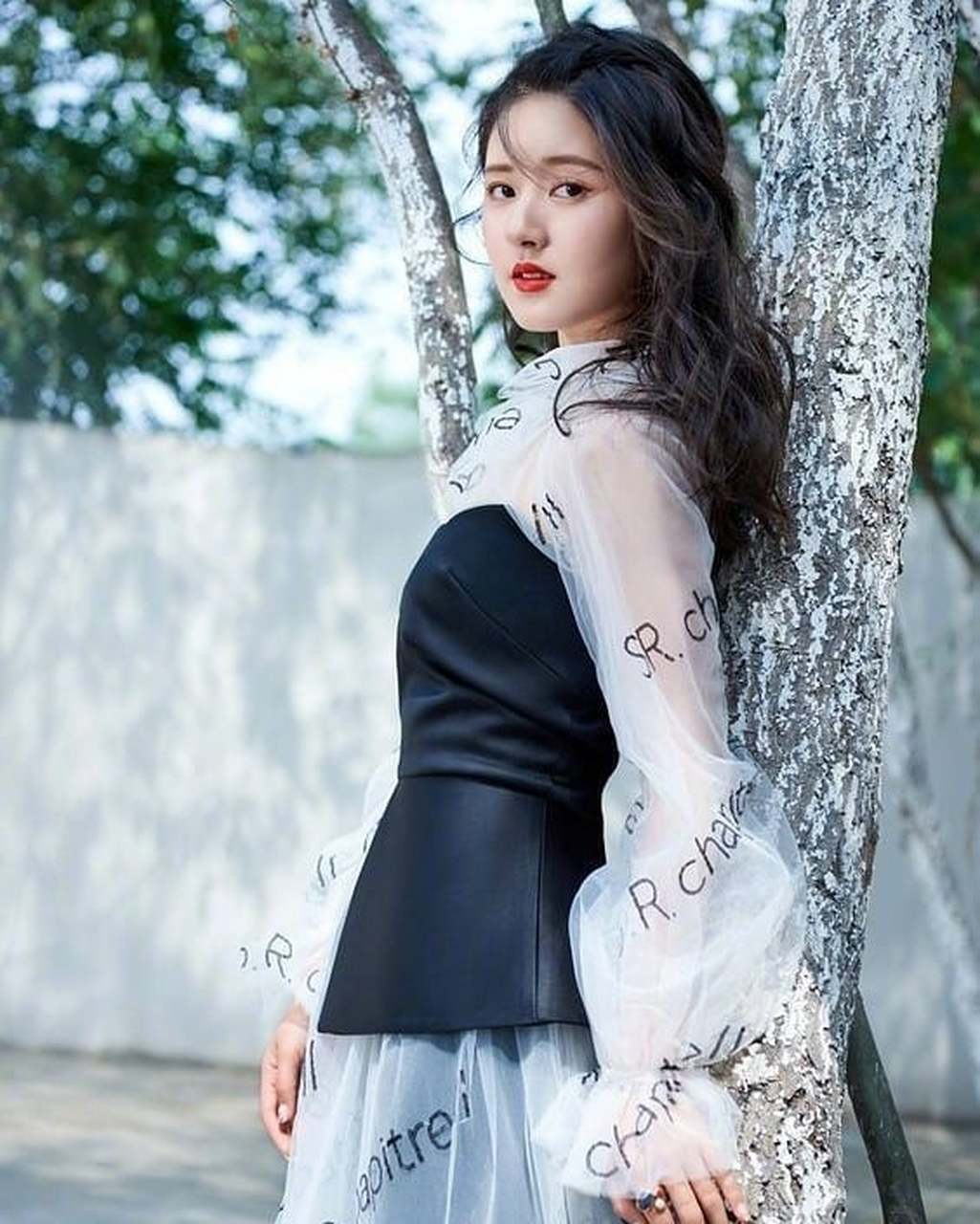 没想到连袜子也一起脱了下来,然后助理又帮着赵露思穿袜子,整个过程中