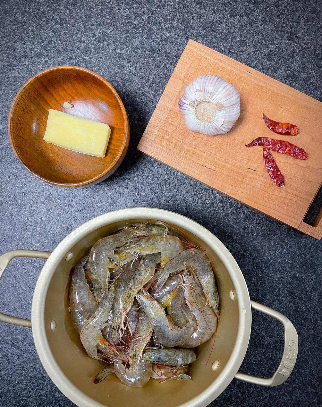 三个步骤就能搞定蒜香黄油虾 一直对西餐厅的蒜香黄油虾念念不忘今天