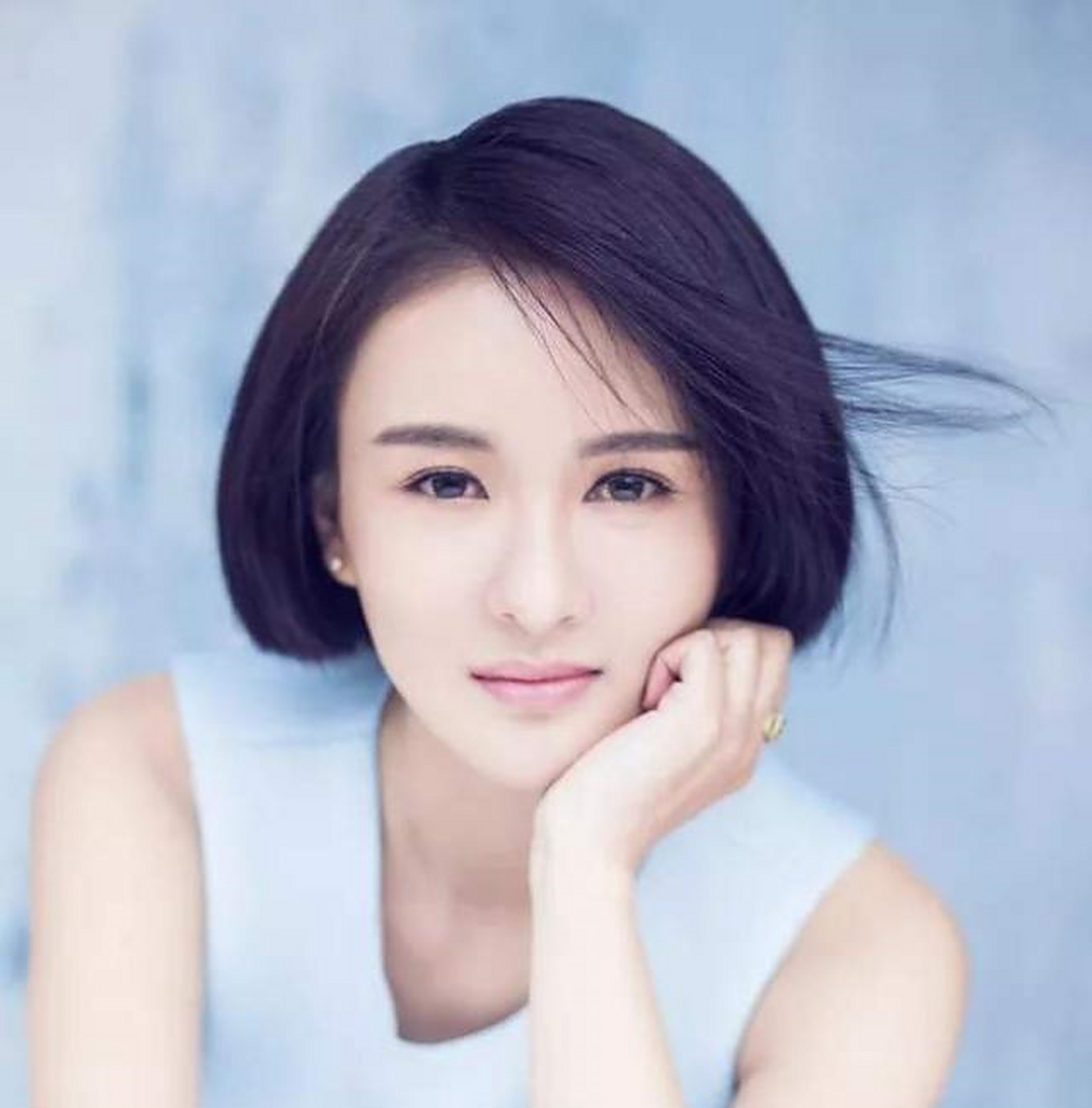 明星郑亦桐,娱乐圈偶像演员,清新优雅,被誉为"魅惑女神"