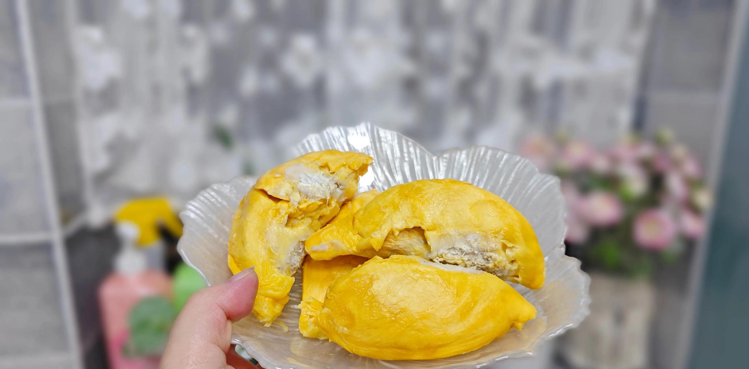 在朋友家买的软金月榴莲寄到了, 我不在家,快递员就直接放我门口了.