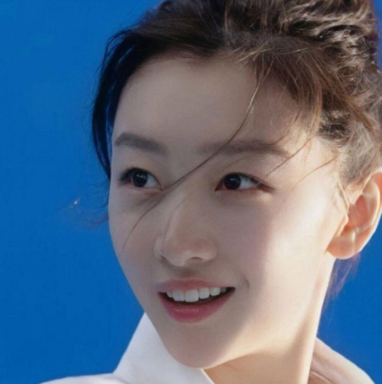 周冬雨担任上影节评委和北影节评委,年纪轻轻就有这么扎实的履历,在同