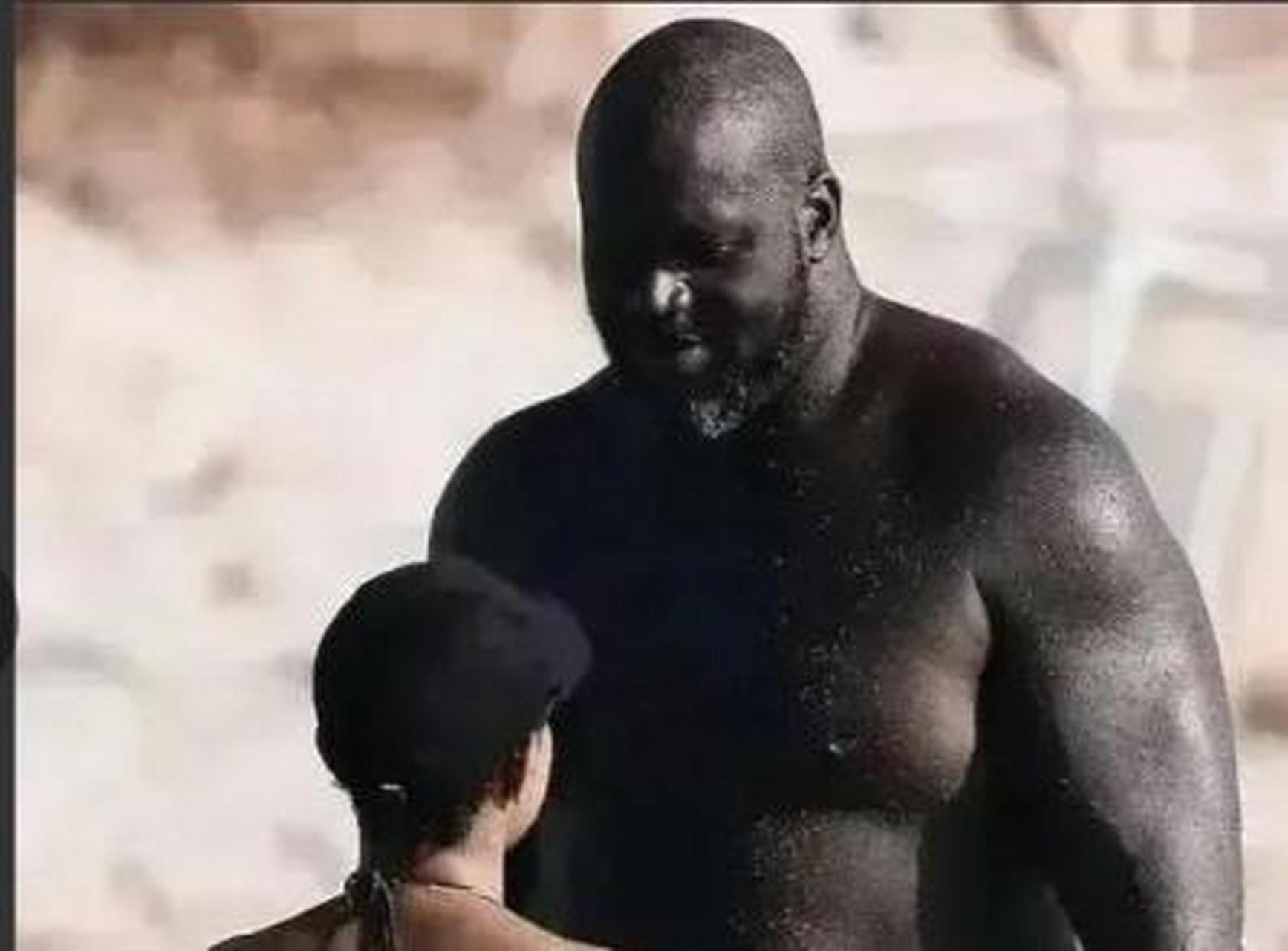 gif创作人# 4月份奥尼尔带新一任女朋友在西班牙沙滩秀恩爱,两人动作