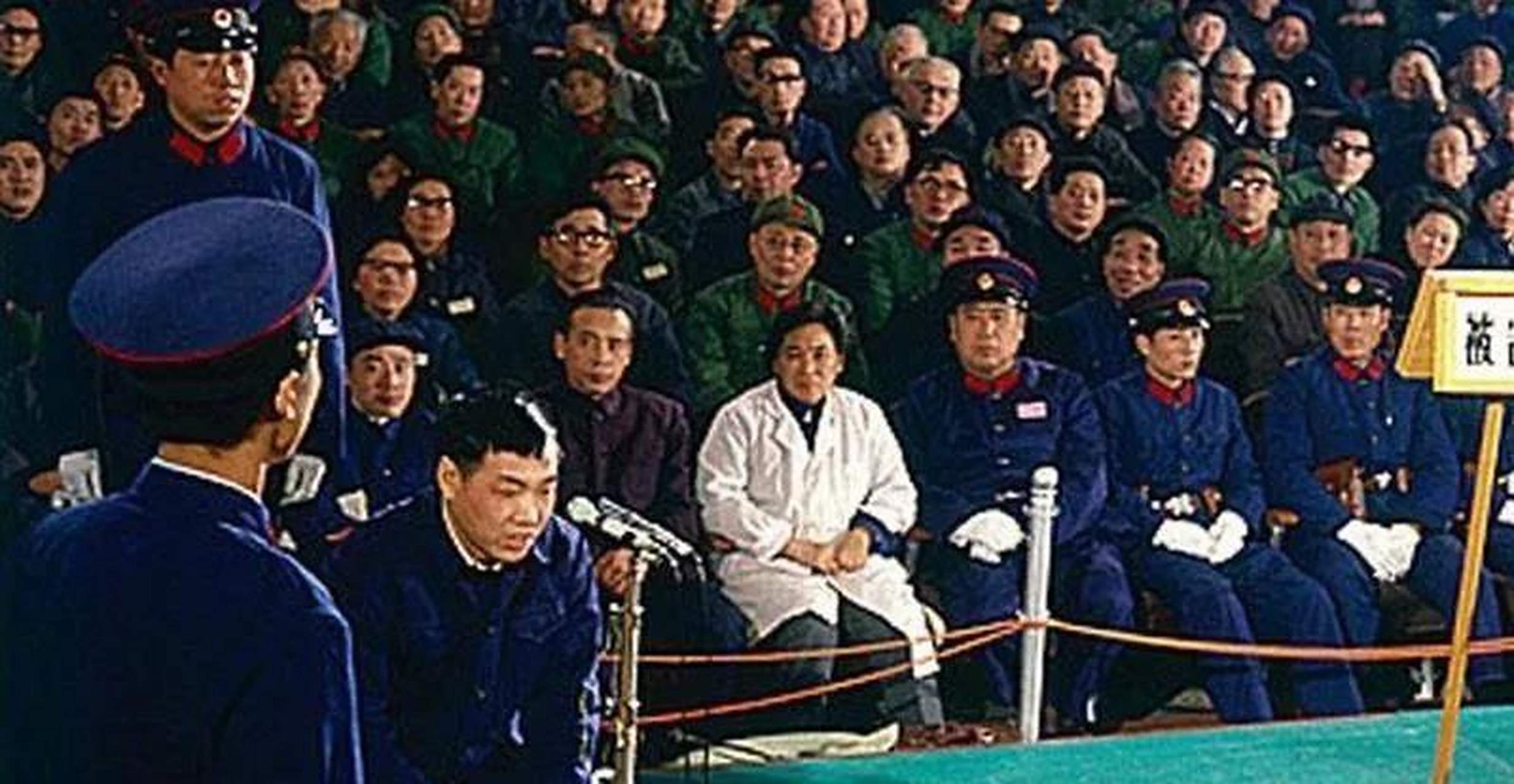 1976年10月9日,王秀珍和徐景贤接到上面的指示从上海去了北京后,连续3