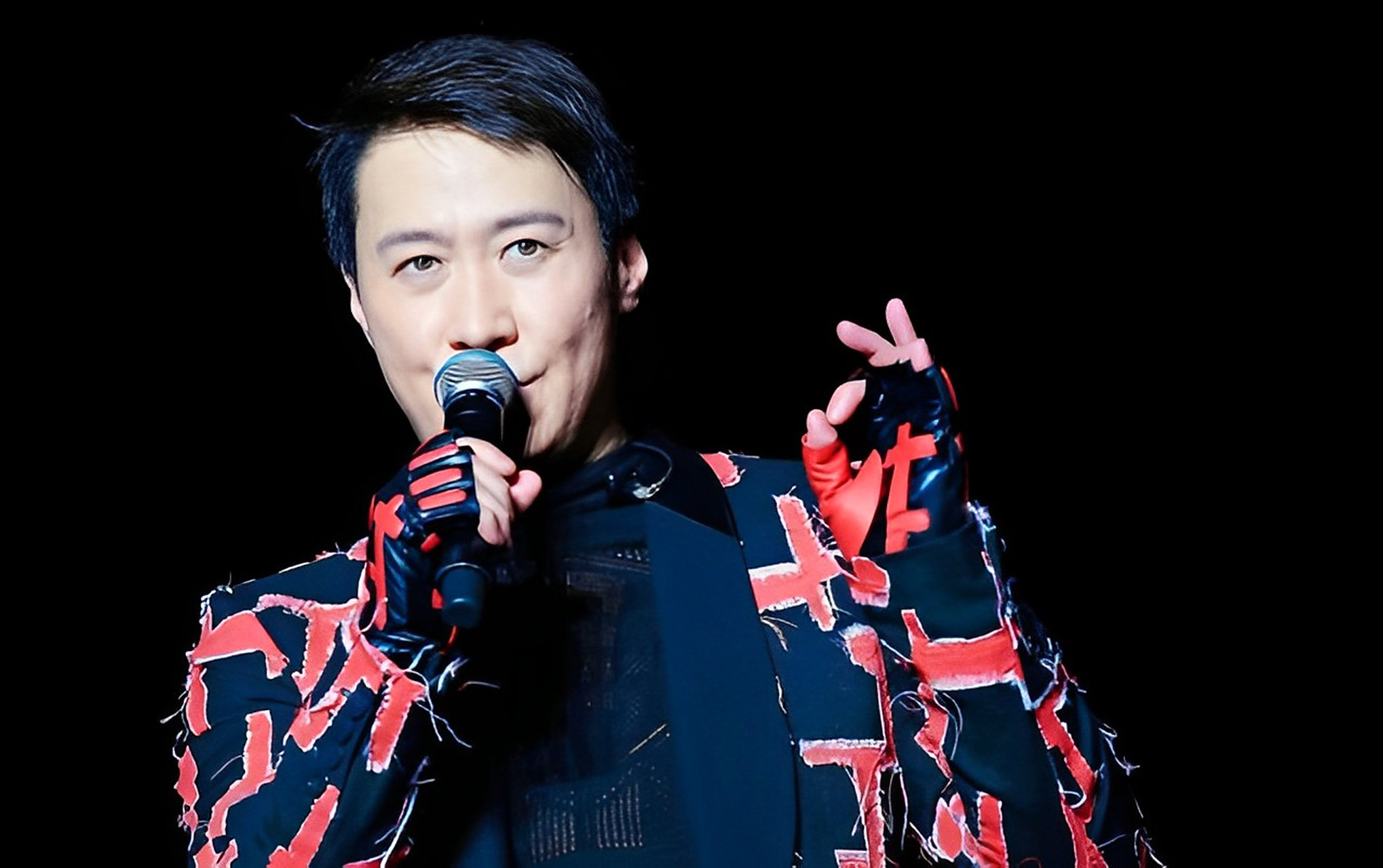 1984年,成名前的黎明,镜头前的他面容青涩秀丽,五官