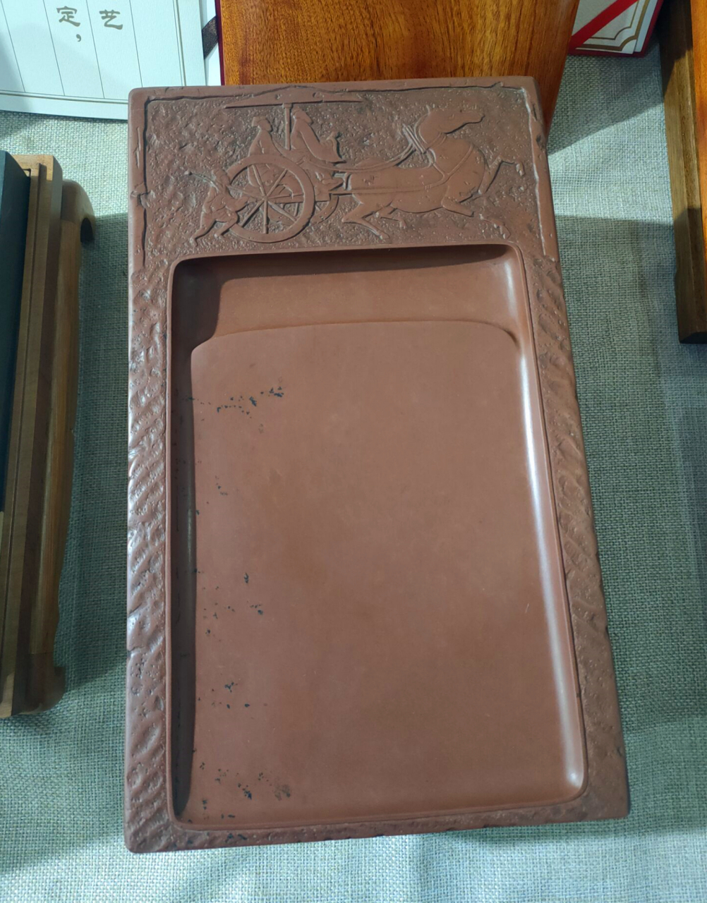 是的,您猜对了,就是一方八公山紫金砚台.