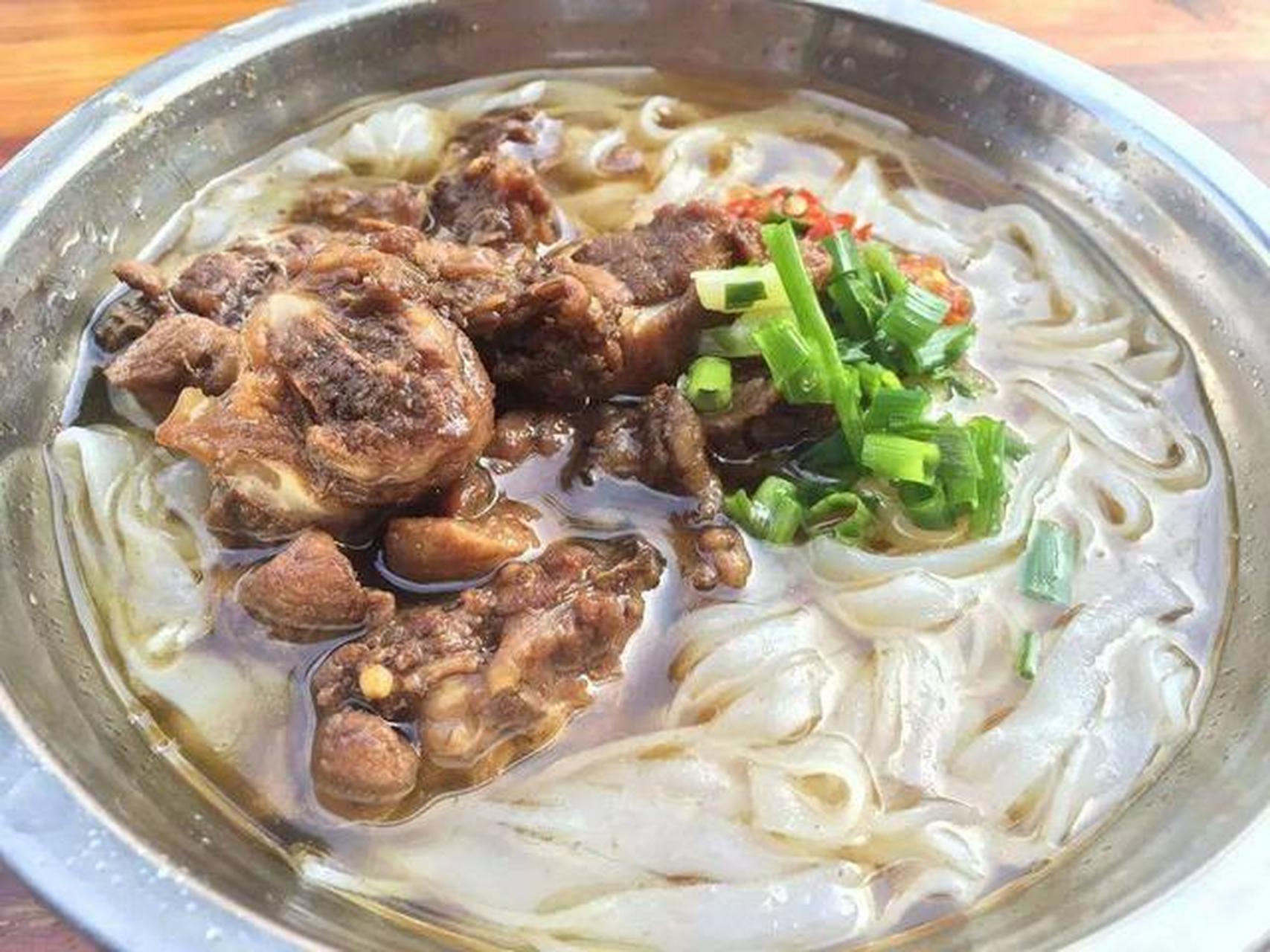 曾氏鸭肉粉:曾氏粉馆1985年在芷江某乡开店,2002年在芷江入城口开店