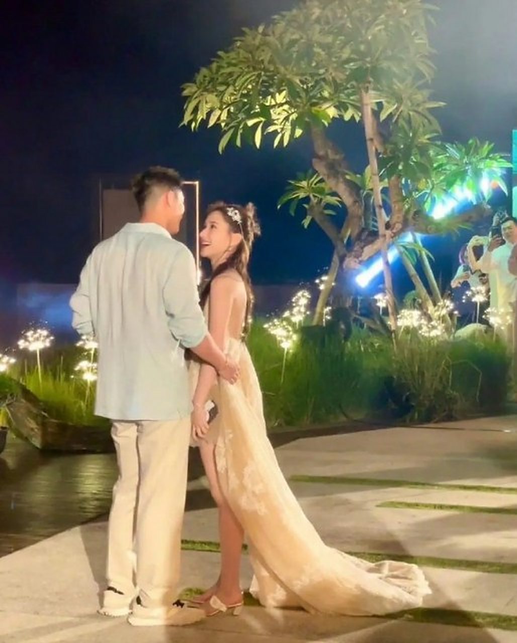 何超莲的官方身高是161cm.没想到她小小的身板却有一张170cm的脸