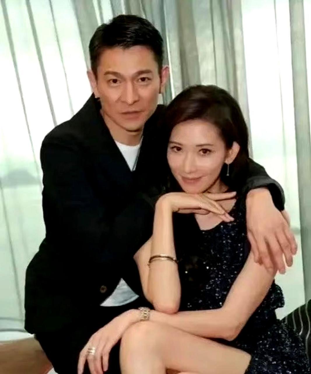 谁是刘德华抱着的?