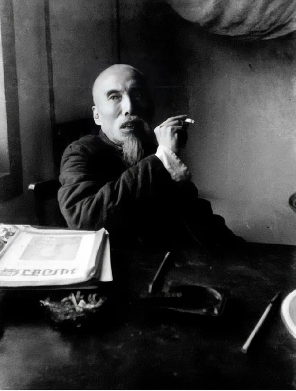 吴满有被囚禁在南京,身为解放军一野二纵民运部副部长的他,表情漠然