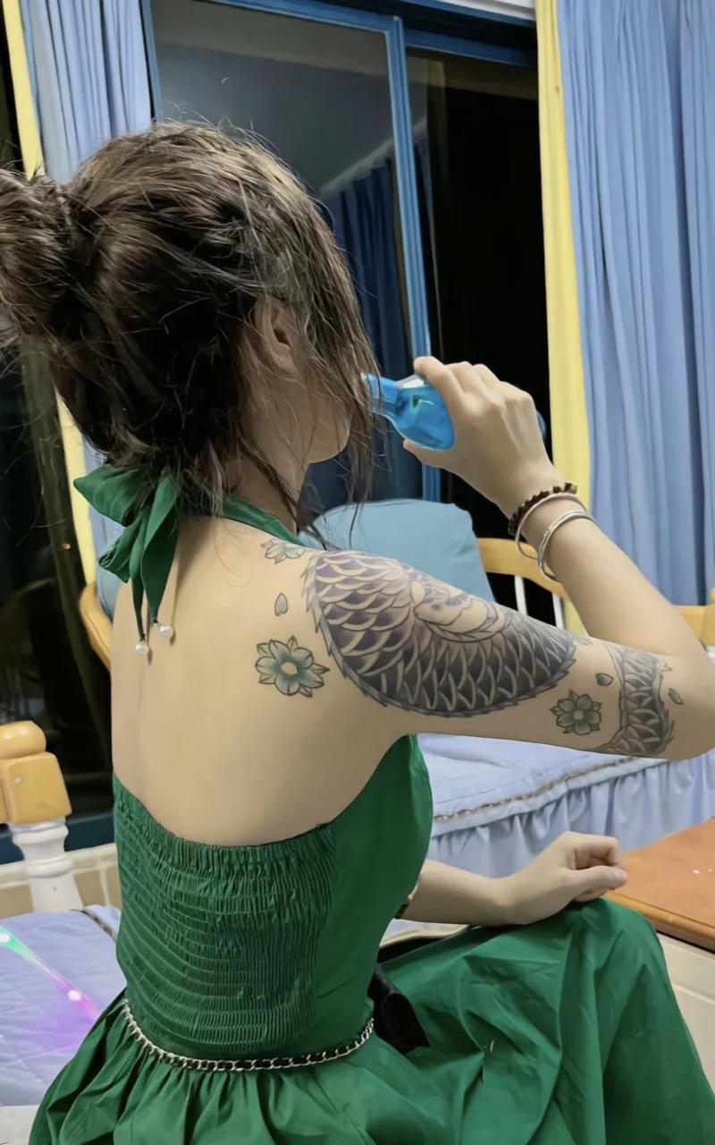 这个纹身是跨肩龙吗?[吃鲸鱼]