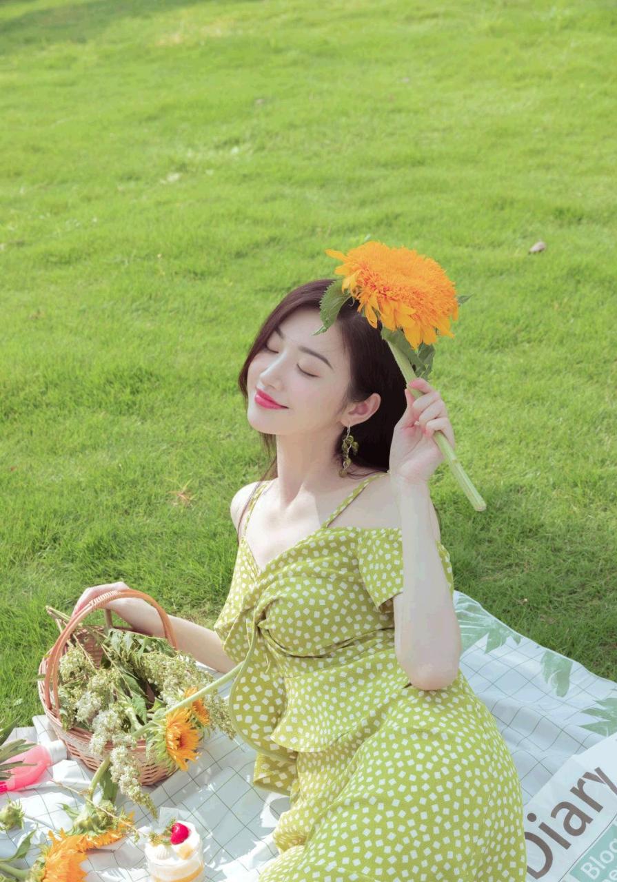 看到景甜工作室的一波美图,忍不住发上来.  荷叶配佳人.