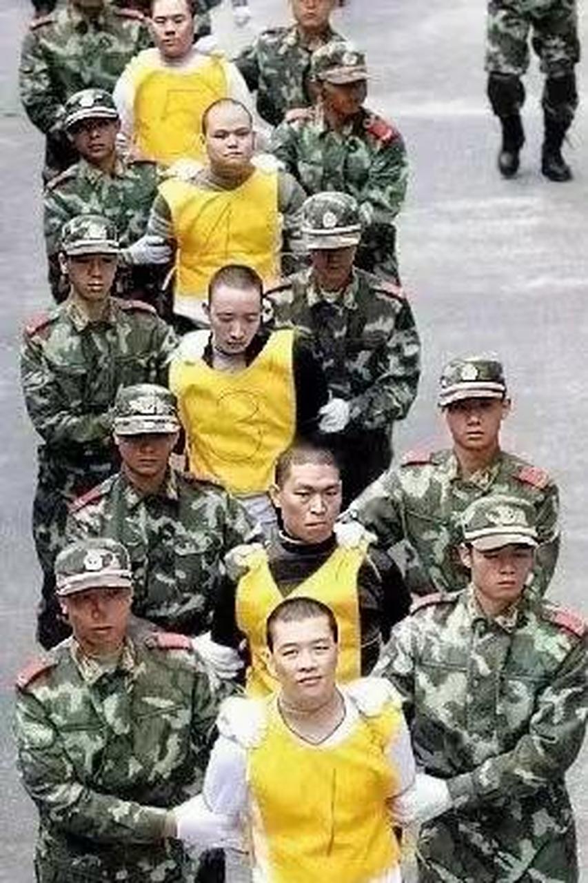 2006年,东莞,5个死刑犯即将被押赴刑场执行枪决的照片,镜头中的犯人没