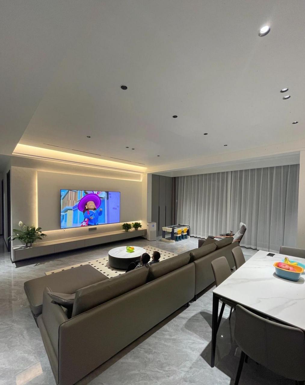 分享一下我家的大客厅,采用不设主灯的大平顶,配上灰色地砖,加嵌入式
