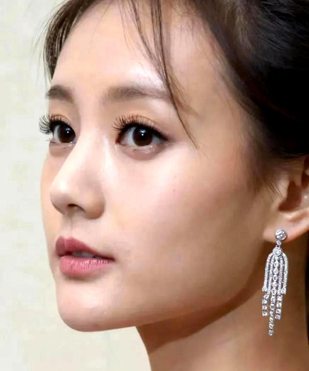 李一桐的五官天生丽质,母亲的面容自然朴实,比整容后的脸更加耐看.