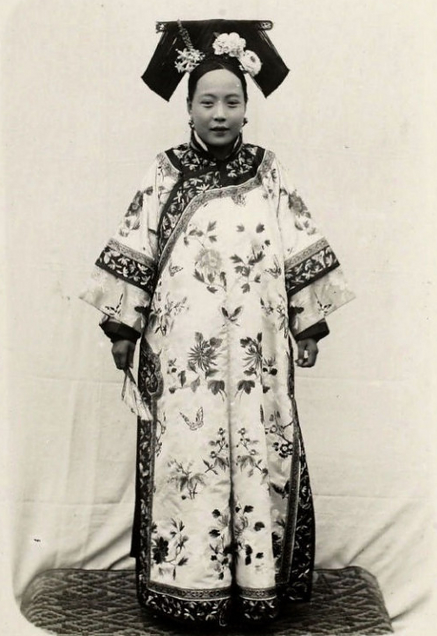 清朝末年,一位满族姑娘的留影.