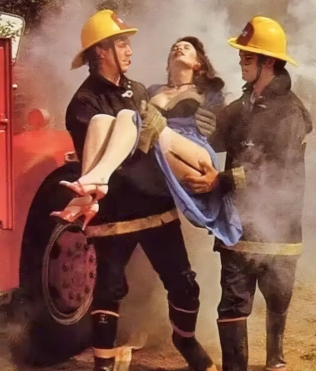 澳大利亚消防员从火场中救出一名女子,而这一瞬间被媒体捕捉到,这画面