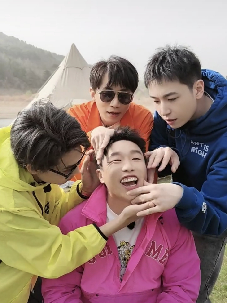 4月12日,烧饼,何九华,王九龙,秦霄贤同框互动的一幕吸引了很多人的