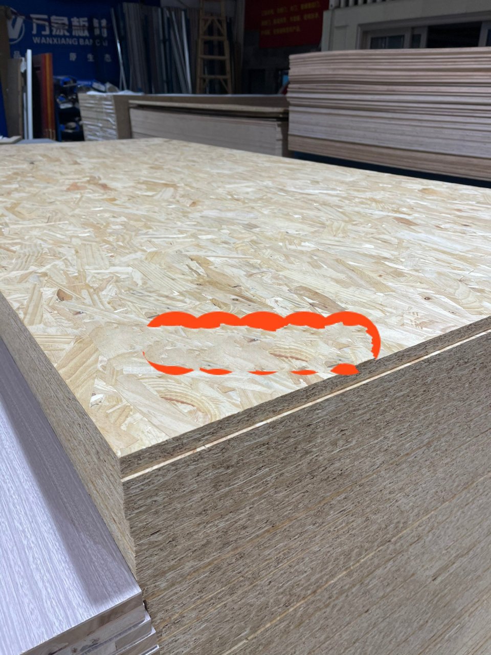 万象欧松板 万象欧松板,也称osb板,学名:定向刨花板,板材结构独特