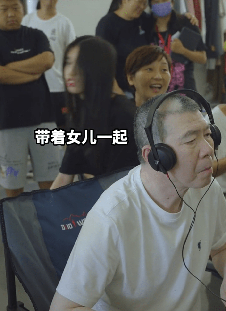 55岁徐帆探班冯小刚,冯导满脸嫌弃好尴尬,17岁徐朵仍坐妈妈怀里 .