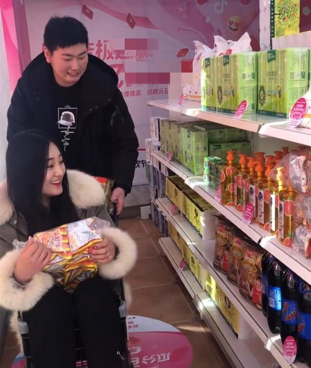 大衣哥儿媳坐购物车内逛超市,满脸享受似大小姐,又在做秀?