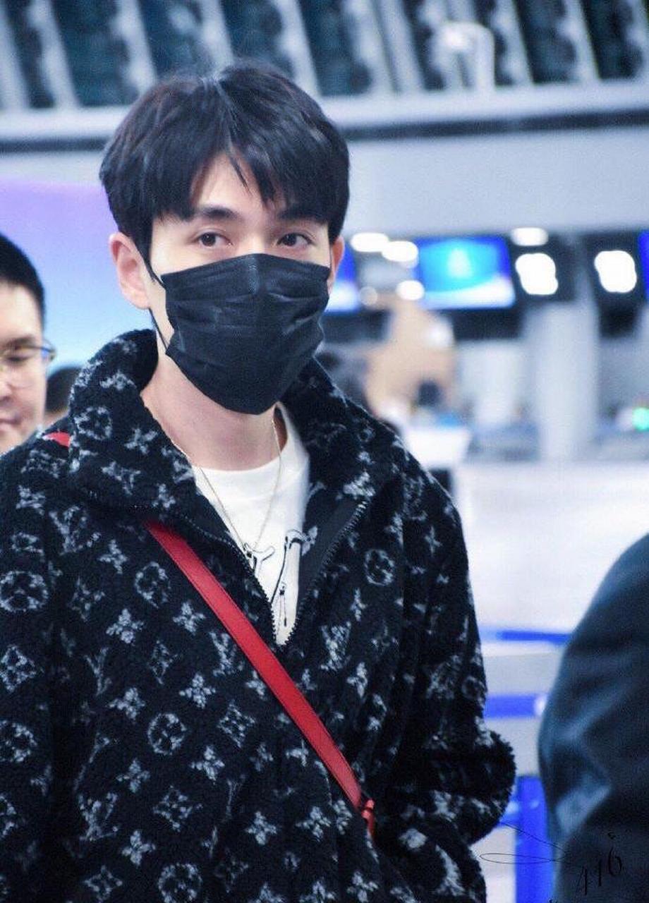 朱一龙机场look,身穿lv黑色印花外套,内搭白t恤,谦和温雅又少年感十足