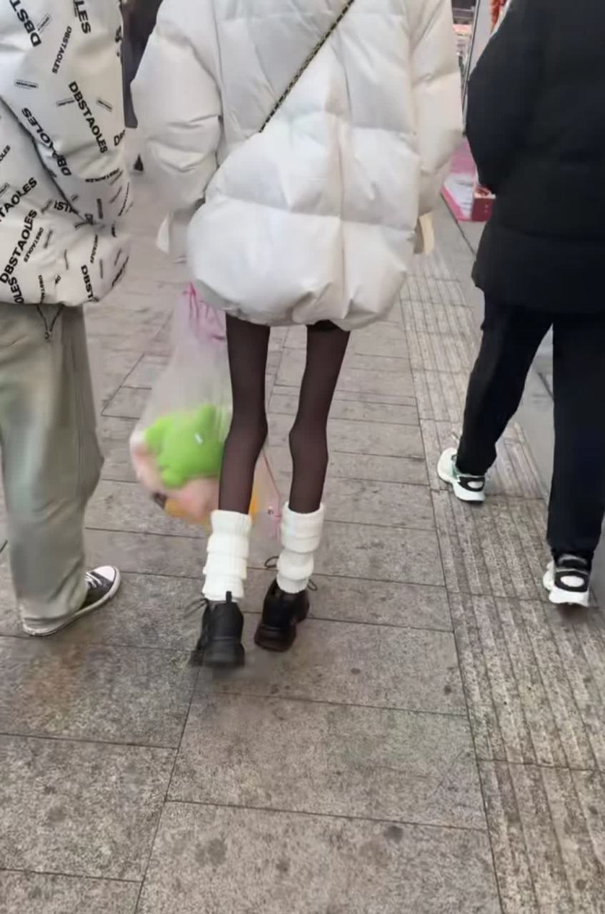 美女,你的腿太细了! 减肥也要适度.[大笑][大笑]#搞笑
