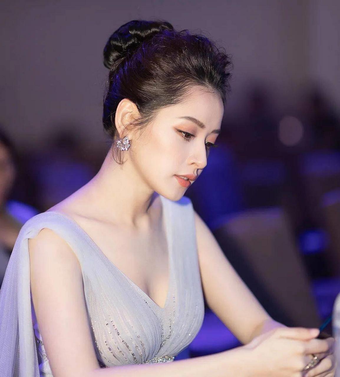 越南第一女神阮垂芝写真,高贵优雅,身材丰腴,令人过目留恋